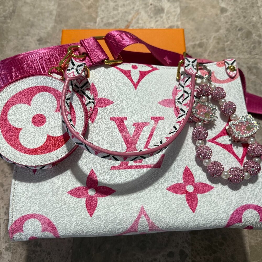 GORGEOUS Fashion Bag with Dual Straps! Can be worn Crossbody and comes w/LV BOX!